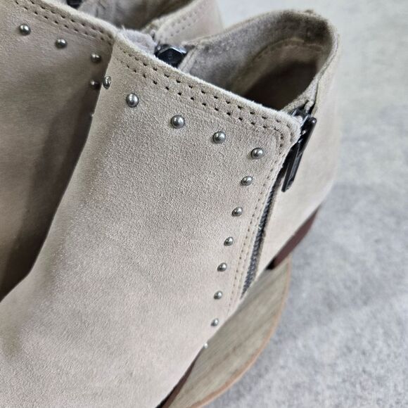 🐢 Minnetonka Suede Leather Cream Ankle Booties Riveted Size 6 - Picture 11 of 15